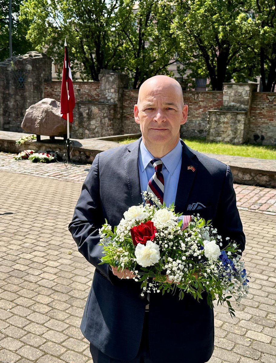 USEmbassyRiga's tweet image. On this day in 1941, Nazi forces burned Rīga’s Great Choral Synagogue and those inside, initiating a period of unimaginable suffering for Latvia’s Jewish community. Ambassador Robinson joined Latvian officials and members of the Jewish community to commemorate the victims and to…