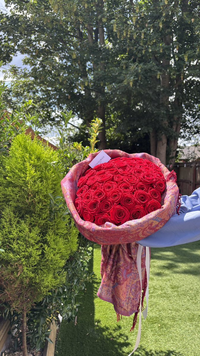 yasflorals's tweet image. 50 roses wrapped in pashmina