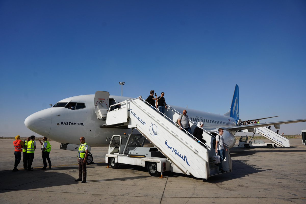 Ankara’dan Şam’a Yeni Köprü ✈️ 

Ankara Esenboğa Havalimanı’ndan Şam Uluslararası Havalimanı’na bugün ilk uçuş gerçekleşti. 

Ankara’dan Şam’a uzanan yeni gönül köprümüz köklü dostluğumuzun bir nişanesi olarak hayata geçti.

📍Ankara-Şam hattında
🗓️ Pazartesi, Cuma ve Pazar