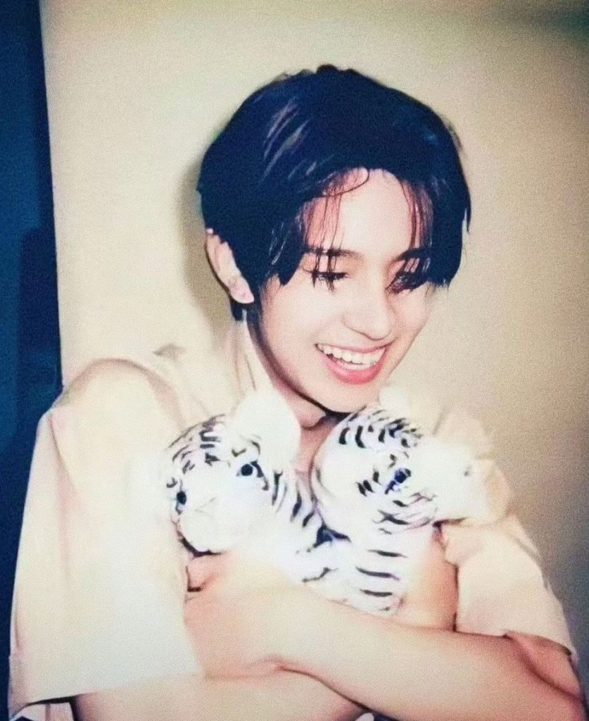this Heeseung polaroid is so heartwarming, the way he smiles while holding plushie... it’s just too precious ☹️💗