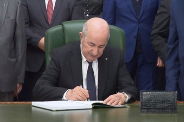 UnionAlgerienne's tweet image. 🇩🇿 À l’occasion du 63e anniversaire de l’indépendance, le président Abdelmadjid Tebboune accorde une grâce à 6 500 détenus.
Le communiqué précise que sont exclus de cette grâce présidentielle les personnes condamnées définitivement notamment pour atteintes ou complots contre…