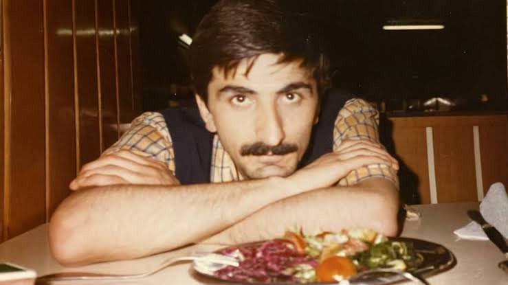 Yusuf Ziya Ortaç, Mahmut Esat Bozkurt’un ölümünden sonra “Bir yanardağı toprağa veriyoruz” demişti.

Ne zaman köklü bir kayıp yaşasak aklıma o cümle gelir.

Ve Nihat Genç, tam anlamıyla bir yanardağdı. Bugün söndü ama yanardağ, söndükten sonra bereket bırakır geriye. Toprağı