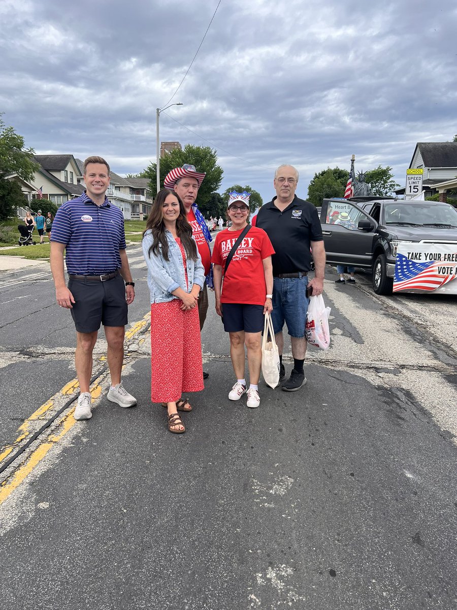 ashreichert27's tweet image. Happy 4th of July everyone! 🇺🇸
We kicked off the holiday bright and early with the first parade of the day, and it did not disappoint! It was so great seeing so many friends and family along the route!
Handing out popsicles was definitely a highlight (especially with this…