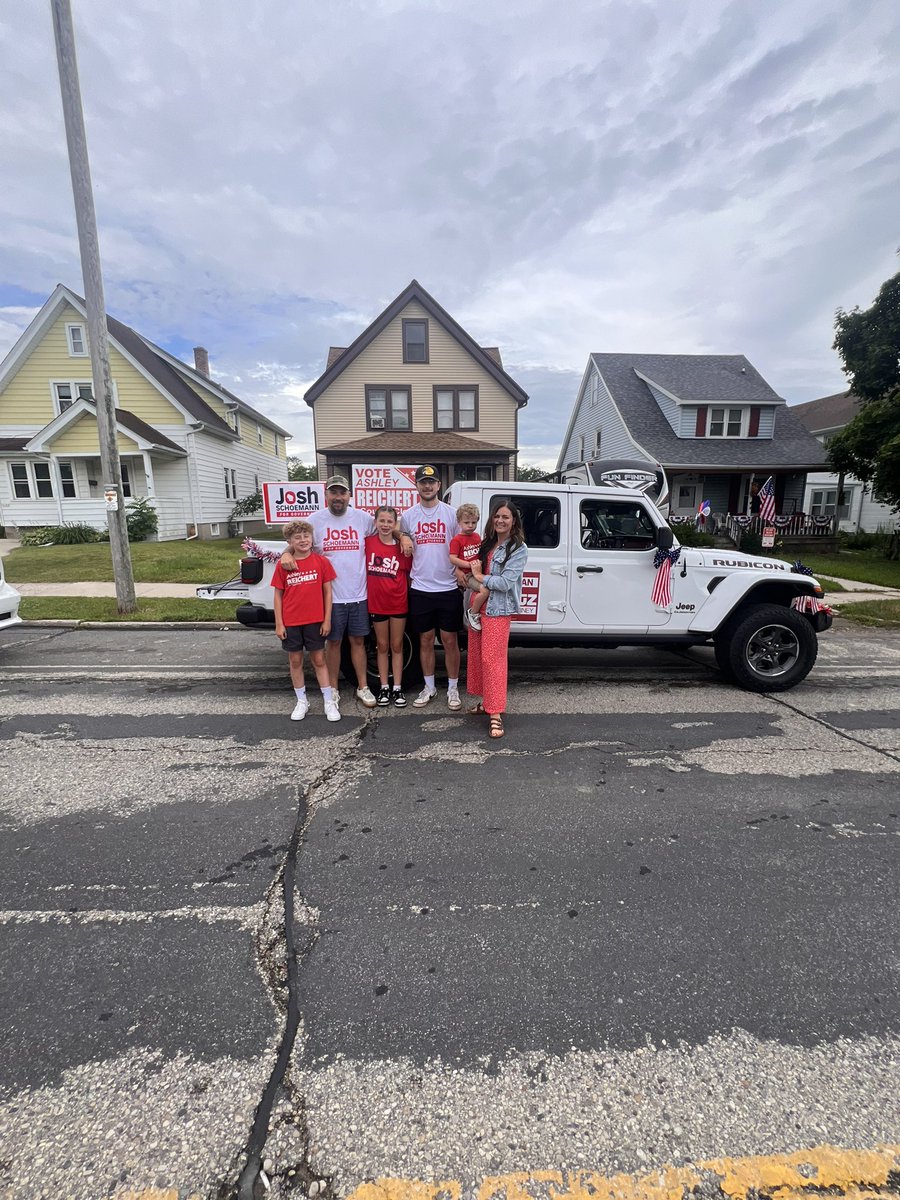 ashreichert27's tweet image. Happy 4th of July everyone! 🇺🇸
We kicked off the holiday bright and early with the first parade of the day, and it did not disappoint! It was so great seeing so many friends and family along the route!
Handing out popsicles was definitely a highlight (especially with this…