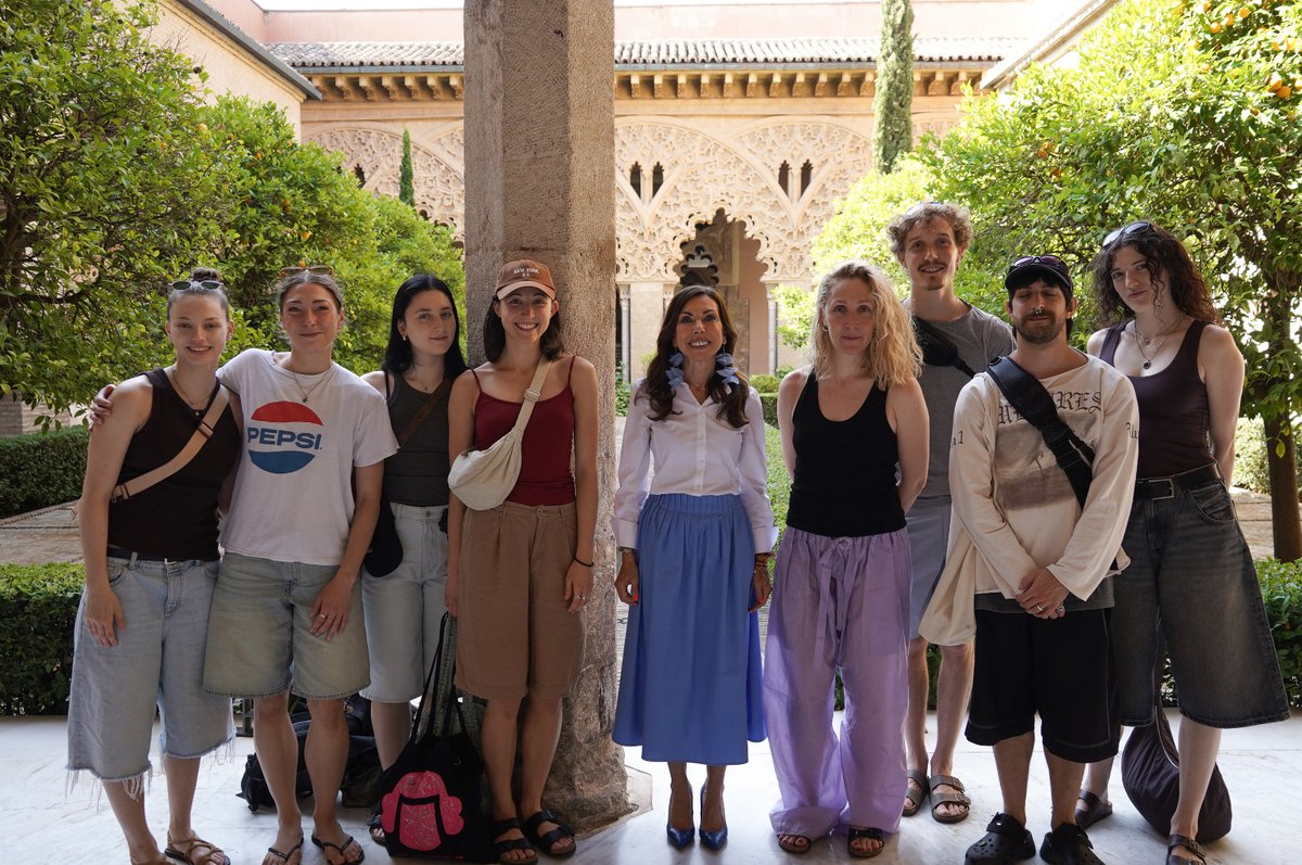 Cortes de Aragón (@cortes_aragon) on Twitter photo 🤸♀️ <a href="/MartaFe24/">Marta Fernández Martín</a>, presidenta de las Cortes de Aragón, ha recibido al conjunto de danza Tanzensemble Pfalztheater Kaiserslautern, dirigido por Luisa Sancho Escanero, que actuará esta noche en la #Aljafería en el marco del Festival MANLOR. 🤸♀️ <a href="/MartaFe24/">Marta Fernández Martín</a>, presidenta de las Cortes de Aragón, ha recibido al conjunto de danza Tanzensemble Pfalztheater Kaiserslautern, dirigido por Luisa Sancho Escanero, que actuará esta noche en la #Aljafería en el marco del Festival MANLOR.