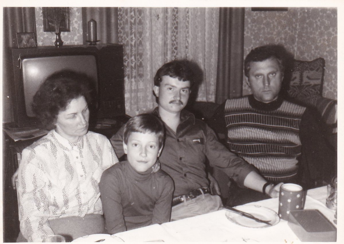 Thema heute: Die Geschichte eines Fotos 💔

1984. Das Foto zeigt mich und meine Familie, an meinem letzten Abend in der DDR. Ich war zu dem Zeitpunkt 24 Jahre alt und kurze Zeit zuvor aus der Haft entlassen worden. Dann kam der lange von mir erhoffte Bescheid: „ Sie haben die DDR