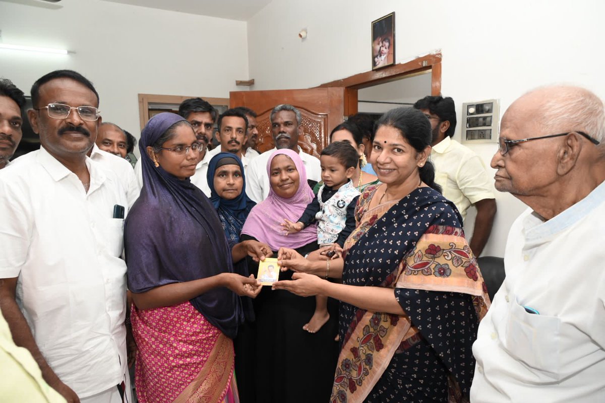 Kanimozhi (роХройро┐роорпКро┤ро┐) (@kanimozhidmk) on Twitter photo родро┐ро░рпБроирпЖро▓рпНро╡рпЗро▓ро┐ роХро┐ро┤роХрпНроХрпБ рооро╛ро╡роЯрпНроЯ родро┐.роорпБ.роХро┤роХроорпН роЪро╛ро░рпНрокро┐ро▓рпН, роЕроорпНрокро╛роЪроорпБродрпНродро┐ро░роорпН родрпКроХрпБродро┐роХрпНроХрпБроЯрпНрокроЯрпНроЯ рокродрпНродроороЯрпИ роКро░ро╛роЯрпНроЪро┐ропро┐ро▓рпН, тАШроУро░рогро┐ропро┐ро▓рпН родрооро┐ро┤рпНроиро╛роЯрпБтАЩ - рокро░рокрпНрокрпБро░рпИ роЗропроХрпНроХродрпНродрпИ роироЯродрпНродро┐ройрпЛроорпН. роироорпН роХро┤роХ роЕро░роЪро┐ройрпН роиро╛ройрпНроХро╛рогрпНроЯрпБ роХро╛ро▓ роЪро╛родройрпИроХро│рпИ рокрпКродрпБроороХрпНроХро│ро┐роЯроорпН роОроЯрпБродрпНродрпБроХрпН роХрпВро▒ро┐, роХро┤роХ роЙро▒рпБрокрпНрокро┐ройро░рпН роЪрпЗро░рпНроХрпНроХрпИ рокрогро┐роХро│рпИ роорпЗро▒рпНроХрпКрогрпНроЯрпЛроорпН. родро┐ро░рпБроирпЖро▓рпНро╡рпЗро▓ро┐ роХро┐ро┤роХрпНроХрпБ рооро╛ро╡роЯрпНроЯ родро┐.роорпБ.роХро┤роХроорпН роЪро╛ро░рпНрокро┐ро▓рпН, роЕроорпНрокро╛роЪроорпБродрпНродро┐ро░роорпН родрпКроХрпБродро┐роХрпНроХрпБроЯрпНрокроЯрпНроЯ рокродрпНродроороЯрпИ роКро░ро╛роЯрпНроЪро┐ропро┐ро▓рпН, тАШроУро░рогро┐ропро┐ро▓рпН родрооро┐ро┤рпНроиро╛роЯрпБтАЩ - рокро░рокрпНрокрпБро░рпИ роЗропроХрпНроХродрпНродрпИ роироЯродрпНродро┐ройрпЛроорпН. роироорпН роХро┤роХ роЕро░роЪро┐ройрпН роиро╛ройрпНроХро╛рогрпНроЯрпБ роХро╛ро▓ роЪро╛родройрпИроХро│рпИ рокрпКродрпБроороХрпНроХро│ро┐роЯроорпН роОроЯрпБродрпНродрпБроХрпН роХрпВро▒ро┐, роХро┤роХ роЙро▒рпБрокрпНрокро┐ройро░рпН роЪрпЗро░рпНроХрпНроХрпИ рокрогро┐роХро│рпИ роорпЗро▒рпНроХрпКрогрпНроЯрпЛроорпН.