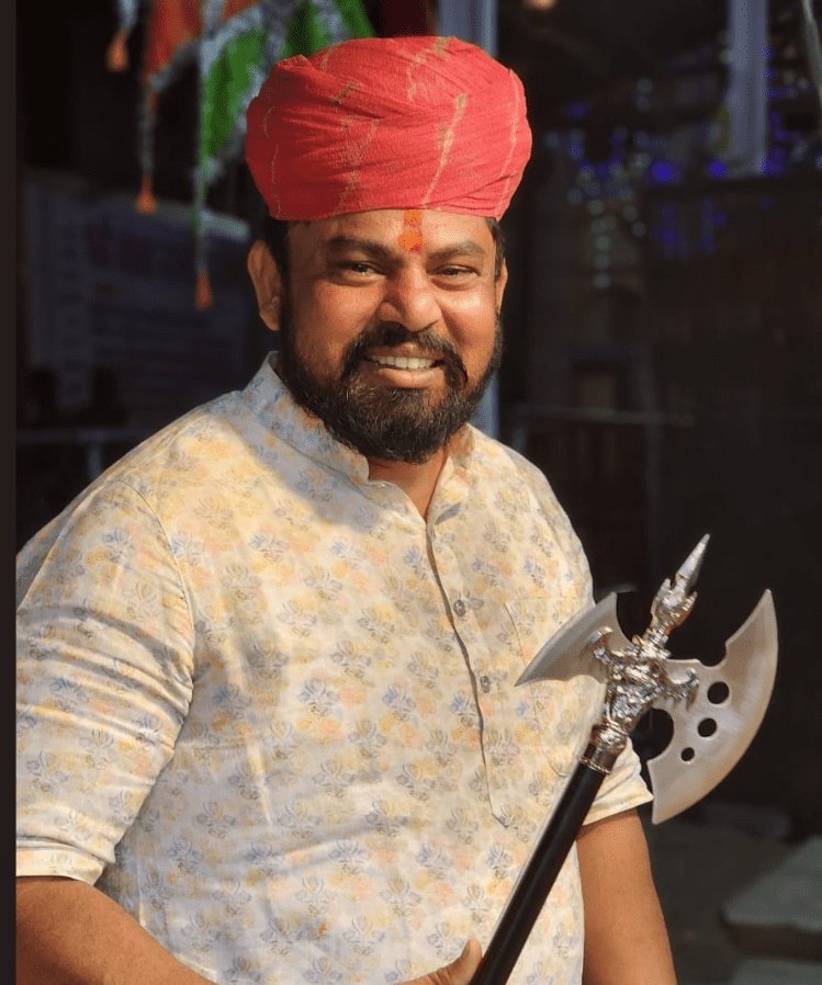 ओवैसी की जमात से अकेला लड़ता रहा |

पर भाषा के नाम पर किसी हिंदू को प्रताड़ित नहीं होने दिया |