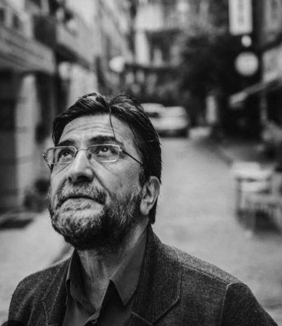 Nihat Genç hayatını kaybetmiş, Allah rahmet eylesin.

Bizim kuşak Nihat Genç’i Leman’daki yazılarıyla tanıdı.
Kıvrak bir zekâya sahip iyi bir yazar ve kendisini ilgiyle dinleten sıkı bir hikâye anlatıcısıydı.

Bazı öykülerini okurken gülmekten karnım ağrırdı. Aziz Nesin gibi, bu