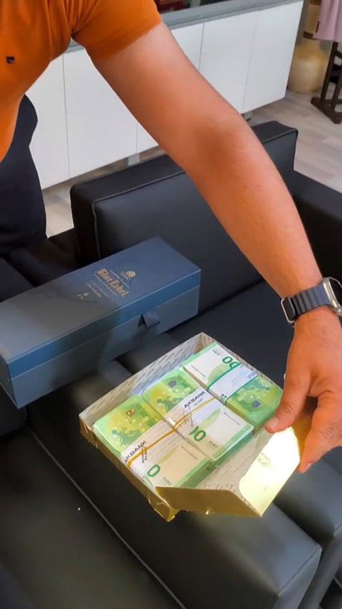 CHP’li Manavgat Belediye Başkan Yardımcısı Mehmet Engin Tüter’in “Tayland çikolatası” dediği baklava kutusundan çıkan fıstık yeşili Euro’lar..
Demek rüşvetin adı “Tayland çikolatası” 
HAYDİ SAVUNUN BUNU DA ŞİZOFRENLER