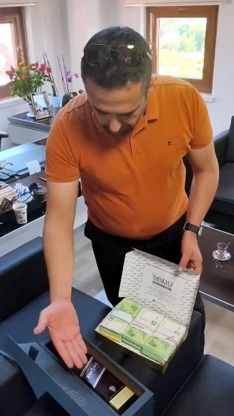 nedimsener2010's tweet photo. CHP’li Manavgat Belediye Başkan Yardımcısı Mehmet Engin Tüter’in “Tayland çikolatası” dediği baklava kutusundan çıkan fıstık yeşili Euro’lar..
Demek rüşvetin adı “Tayland çikolatası” 
HAYDİ SAVUNUN BUNU DA ŞİZOFRENLER https://t.co/AmhQ8zhyVb