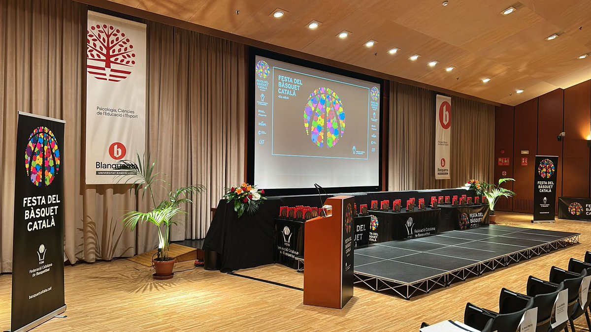 🎉 Tot a punt per a la #FestaBàsquetCatalà🏀 2025, que es celebra avui a l'Auditori Blanquerna - Universitat Ramon Llull de #Barcelona!

🏅 Lliurament de guardons, distincions i reconeixements a entitats i persones diverses del #BàsquetCatalà.

➡️ basquetcatala.cat/noticies/11403