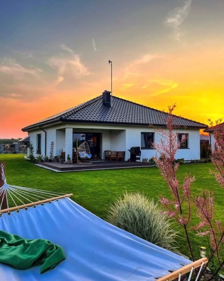 Bahçeli, müstakil bir ev.