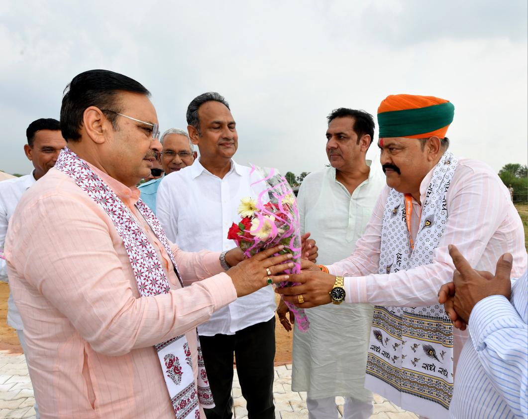 KotputliPatel's tweet image. आज माननीय मुख्यमंत्री श्री भजनलाल शर्मा  जी का गिरूड़ी बानसूर (कोटपुतली-बहरोड) पधारने पर हेलिपैड पर उनका स्वागत किया l
#kotputli #कोटपूतली #hansraj_patel_kotputli 
@BhajanlalBjp @BJP4Rajasthan @madanrrathore