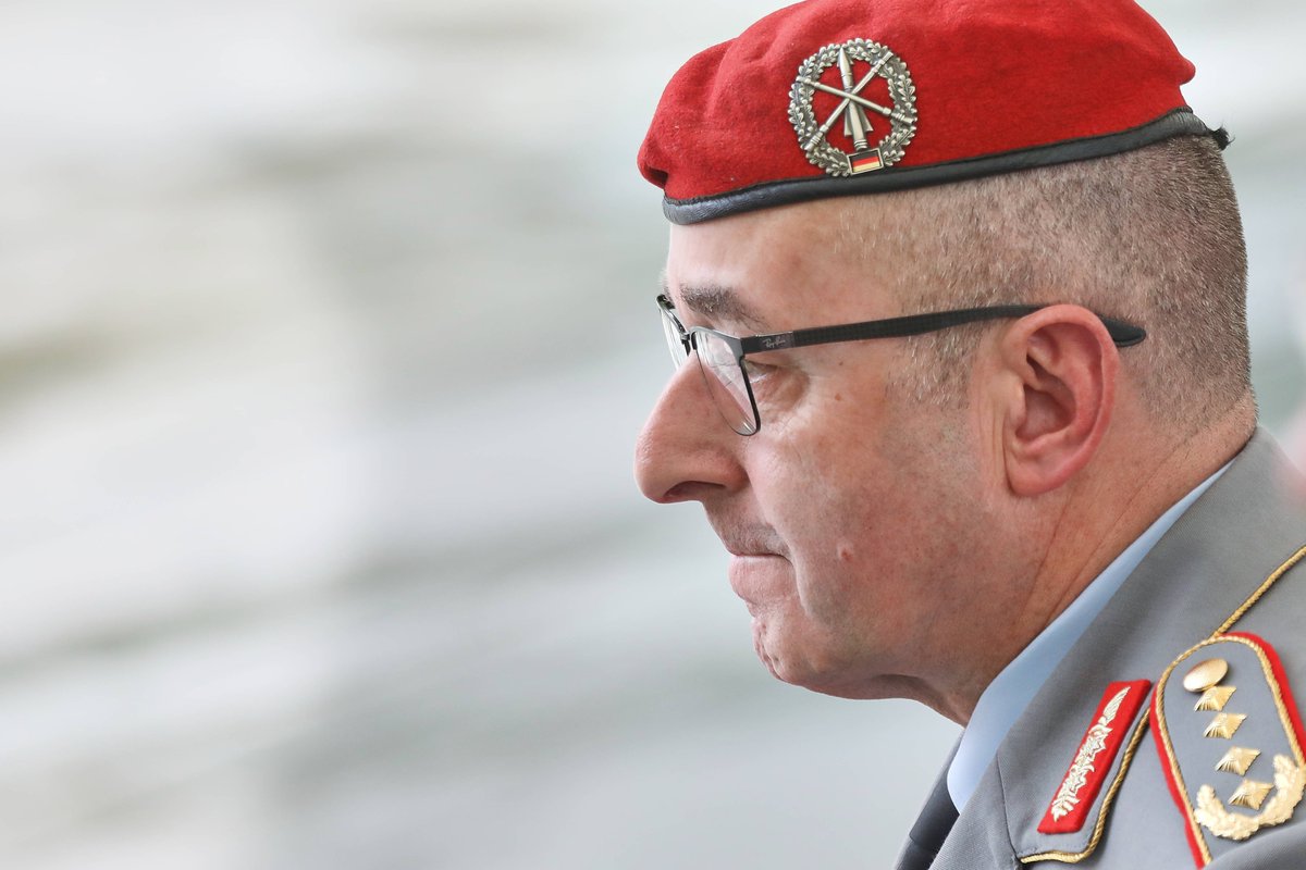 ⏸️ Wochenende: Ossi-Probleme und Wessi-Probleme
 
In der Grundausbildung hat uns der Spieß Freitags zum Wochenende nochmal antreten lassen. Ich spiele mit dem Gedanken, die wundervolle Tradition des prophylaktisch Anschisses neu zu beleben.
Aus dem Lamäng:
 
▶️ Ossi-Probleme