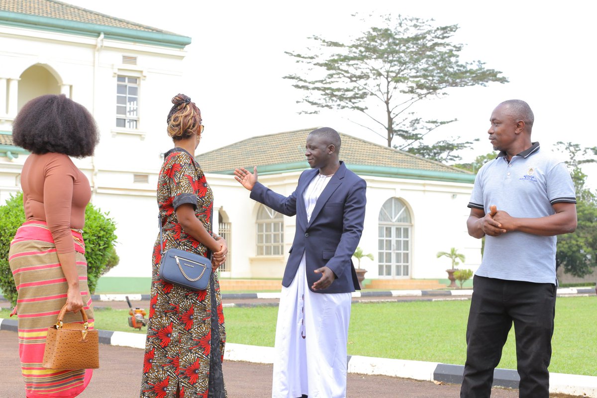 MiiroShafik_'s tweet image. BUGANDA - Gateway to the Pearl of Africa. Like I always say; Tourism is seeing, winsome narrations, heritage, history, adventure and fun.
In the photos, is the guided tour of the @JulzKagwa @BugandaTourism historical sites; Mengo Palace, Bulange etc
#TourBuganda