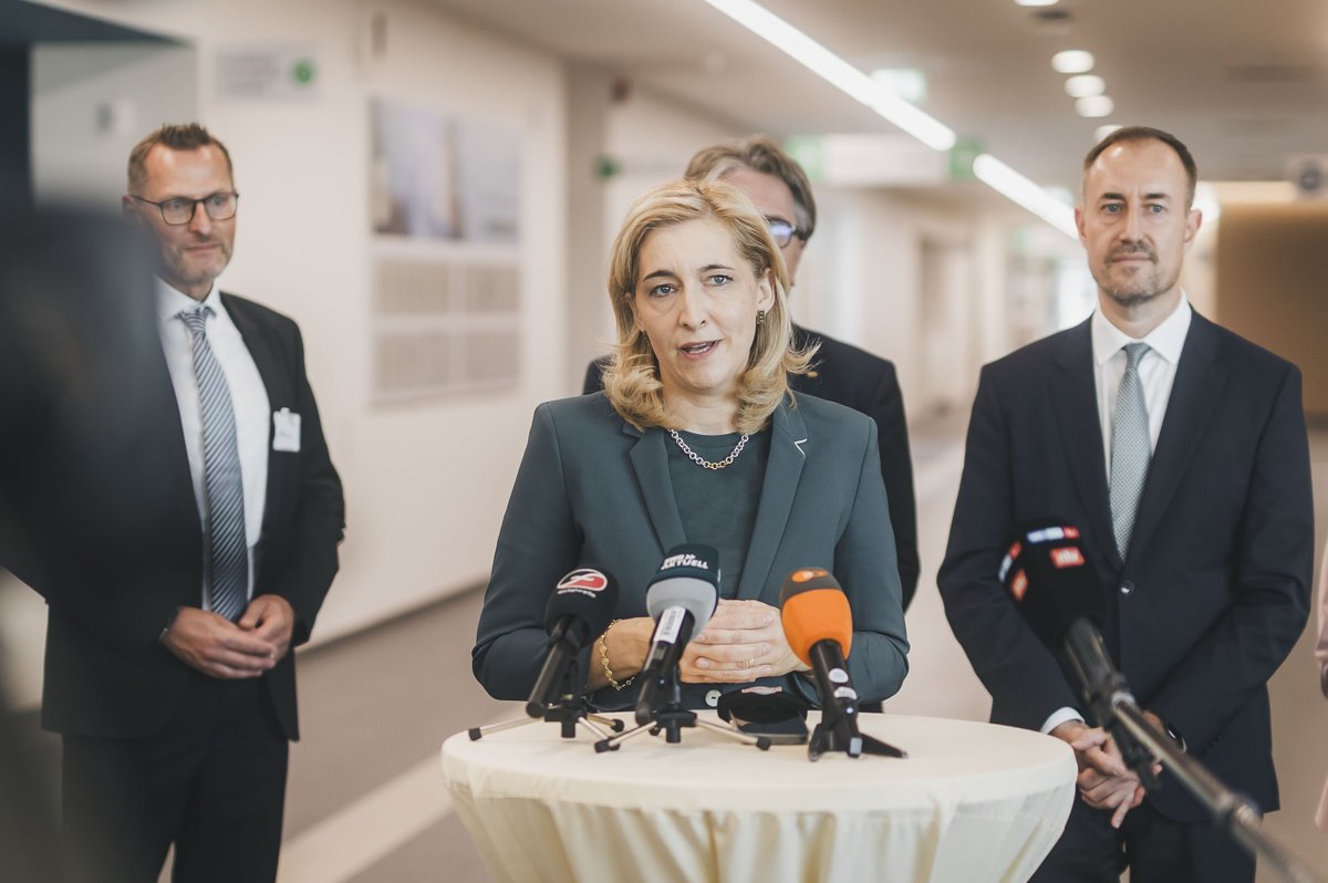 Bundesgesundheitsministerium (@bmg_bund) on Twitter photo „Wir haben heute ein Paradebeispiel dafür erlebt, wie die Krankenhausreform wirken soll – zwei Kliniken werden an einem Standort zusammengefasst, damit Patientinnen & Patienten besser behandelt werden können“, so <a href="/ninawarken/">Nina Warken</a> beim Besuch des Alb Fils Klinikums in Göppingen. „Wir haben heute ein Paradebeispiel dafür erlebt, wie die Krankenhausreform wirken soll – zwei Kliniken werden an einem Standort zusammengefasst, damit Patientinnen & Patienten besser behandelt werden können“, so <a href="/ninawarken/">Nina Warken</a> beim Besuch des Alb Fils Klinikums in Göppingen.