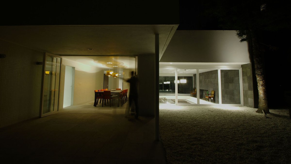 En esta remodelación, se eliminan muros para tener una conexión con la naturaleza aún dentro del entorno urbano. La casa, en color blanco, resalta el color en el mobiliario y el verde del jardín.
#arquitecturaydiseño #remodelacion #casamoderna #diseñointeriores