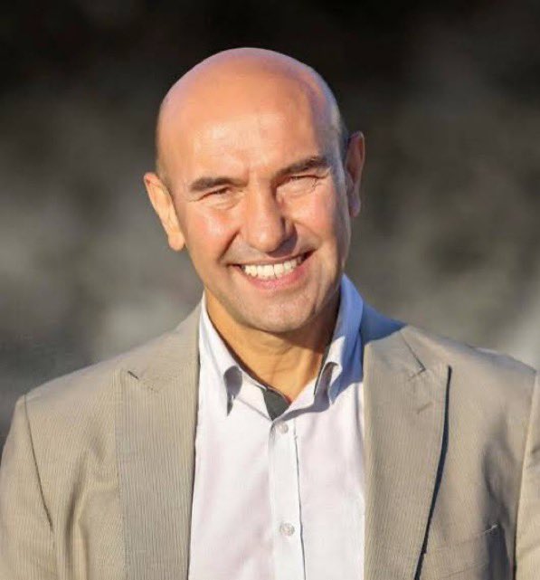 Tunç Soyer tutuklandı.
Demokrasi, seçilmişlerin değil atanmışların gölgesinde kalıyorsa, mesele sadece bir kişi değil, hepimiziz.
Bugün sessiz kalan, yarın sıra kendisine geldiğinde konuşacak mecra bulamayabilir. 
#TunçSoyer 
#TuncSoyerYalnızDeğildir 
#izmiryanıyor