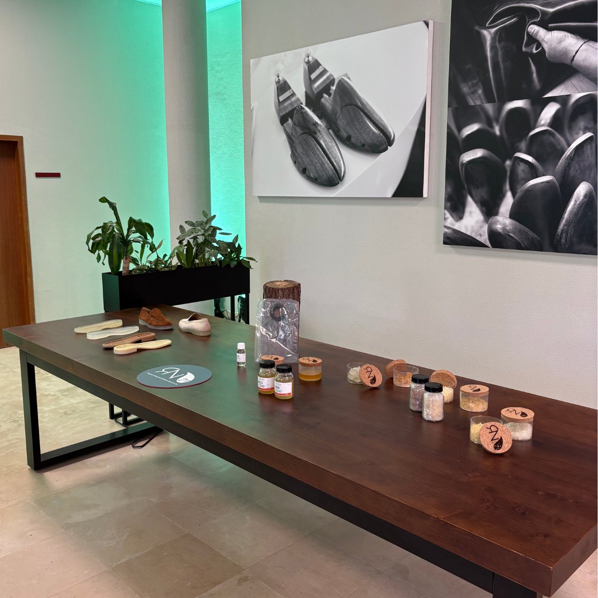 CoLAB ForestWISE (@colabforestwise) on Twitter photo Estivemos na ação de demonstração do projeto BioShoes4All no CTCP, com presença do PRR e IAPMEI.
Joana Vieira representou o RN21, liderado pelo <a href="/colabforestwise/">CoLAB ForestWISE</a>, com protótipos que ligam Resina Natural e calçado.
#PRR #BioShoes4All #RN21 #Inovação #Sustentabilidade Estivemos na ação de demonstração do projeto BioShoes4All no CTCP, com presença do PRR e IAPMEI.
Joana Vieira representou o RN21, liderado pelo <a href="/colabforestwise/">CoLAB ForestWISE</a>, com protótipos que ligam Resina Natural e calçado.
#PRR #BioShoes4All #RN21 #Inovação #Sustentabilidade