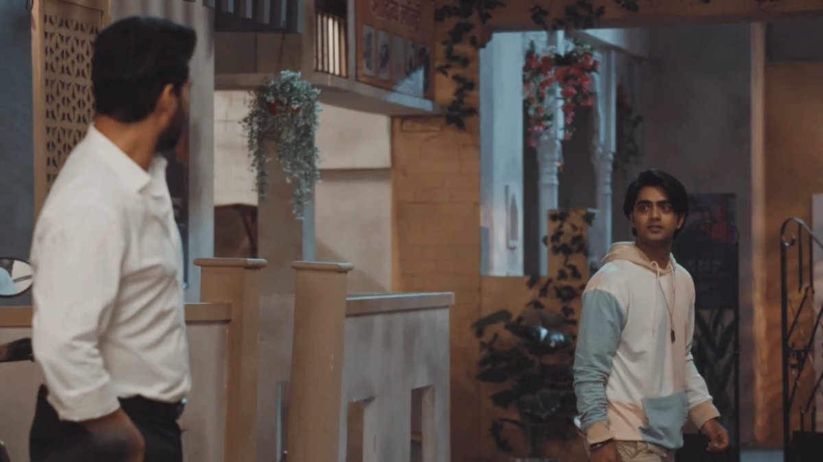 I loved how Yug tried to help Biscuit realise that he didn't fail Imarti as an elder brother and that he shouldn't hold himself responsible for whatever happened. It was much needed for Biscuit to let go of his guilt. 

#ShabirAhluwalia | #UfffYehLoveHaiMushkil