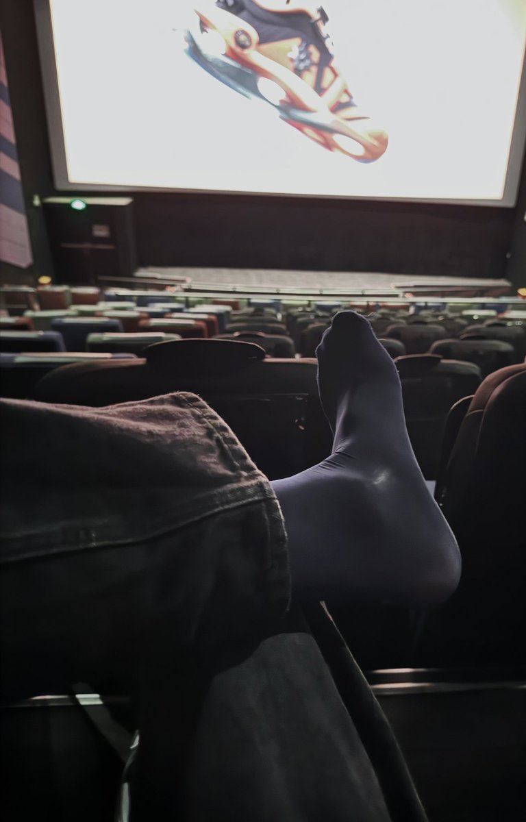 这男的怎么在外面就把裤子脱了