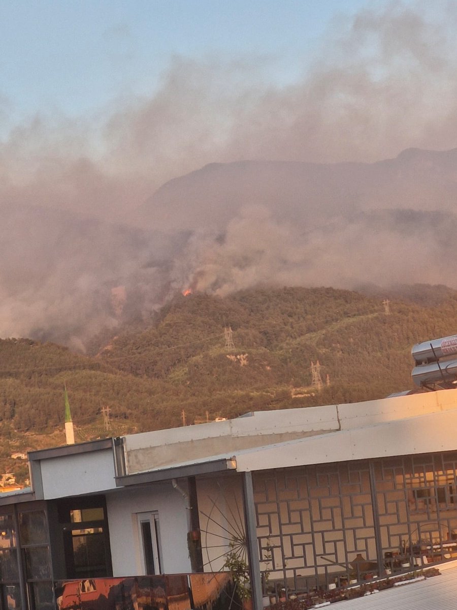 Dörtyol Hatay.. Dehşetti yangın, Rüzgâr çok feci. Ama erken müdahale ile neredeyse söndü. Çok acı, yaşanmaz bir daha inşallah.