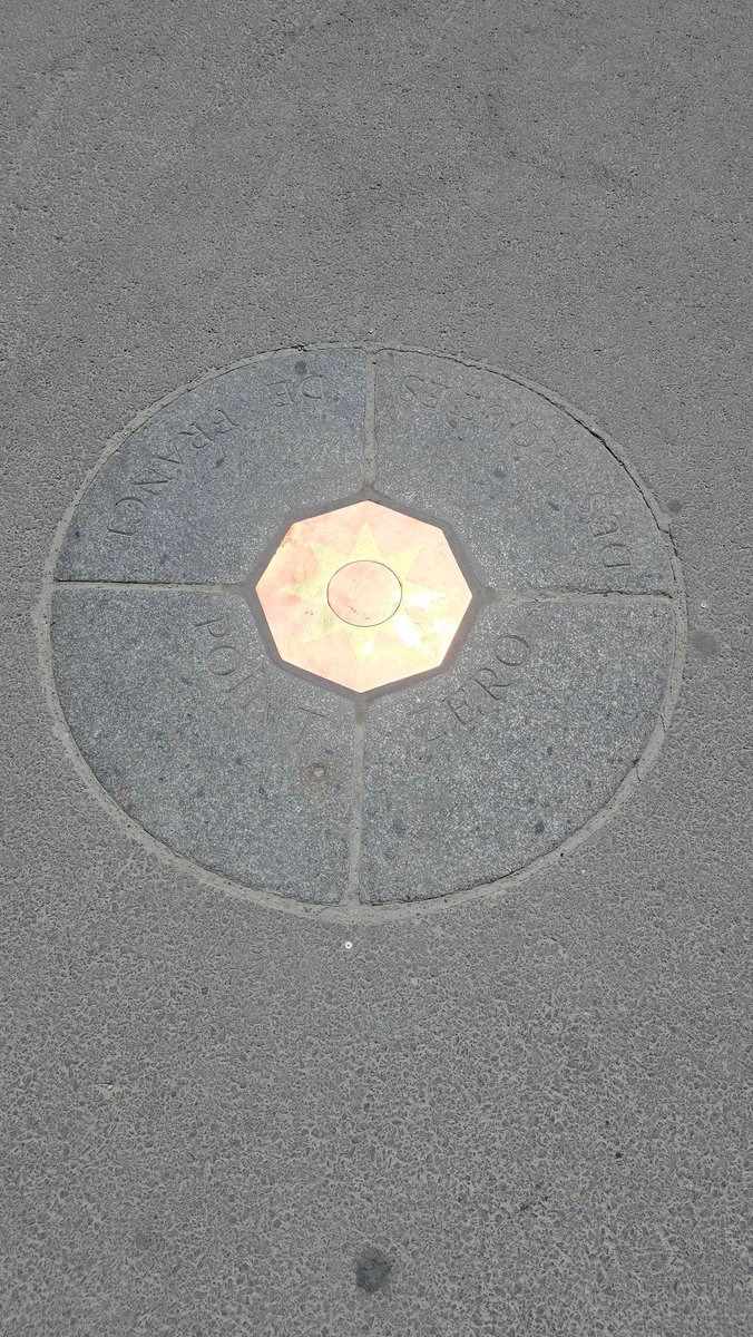 FrederiFerlicot's tweet image. Le point zéro des routes de France est de nouveau visible sur le parvis de Notre-Dame de Paris 👍