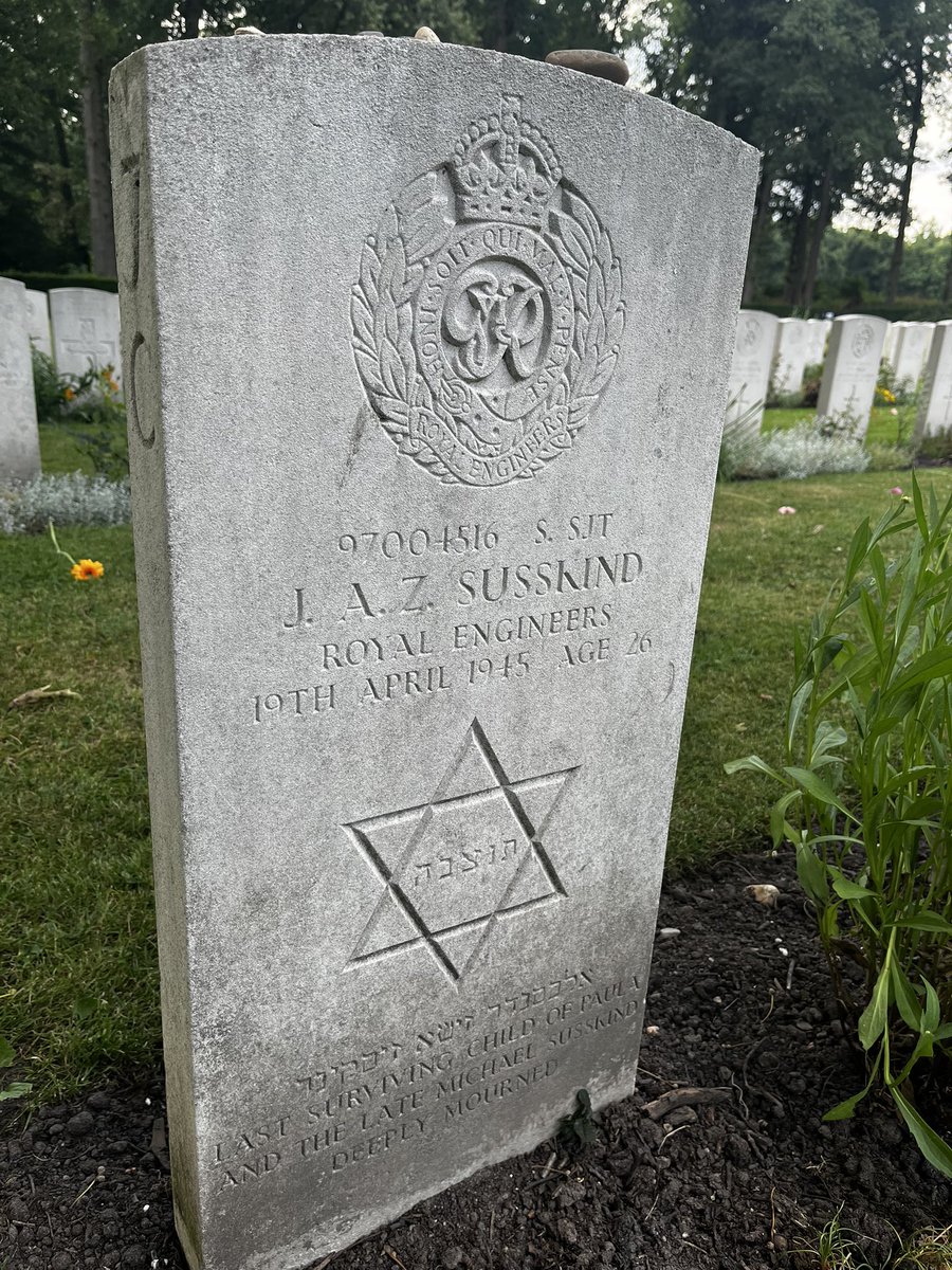 drjohnmeade's tweet image. Freedom and liberty came at a high cost.
1,754 grave sites for fallen British and Polish Allied soldiers at Arnhem (Oosterbeek) Cemetery in Holland.
Many unnamed grave stones had “Known unto God” inscribed on them. #thankful