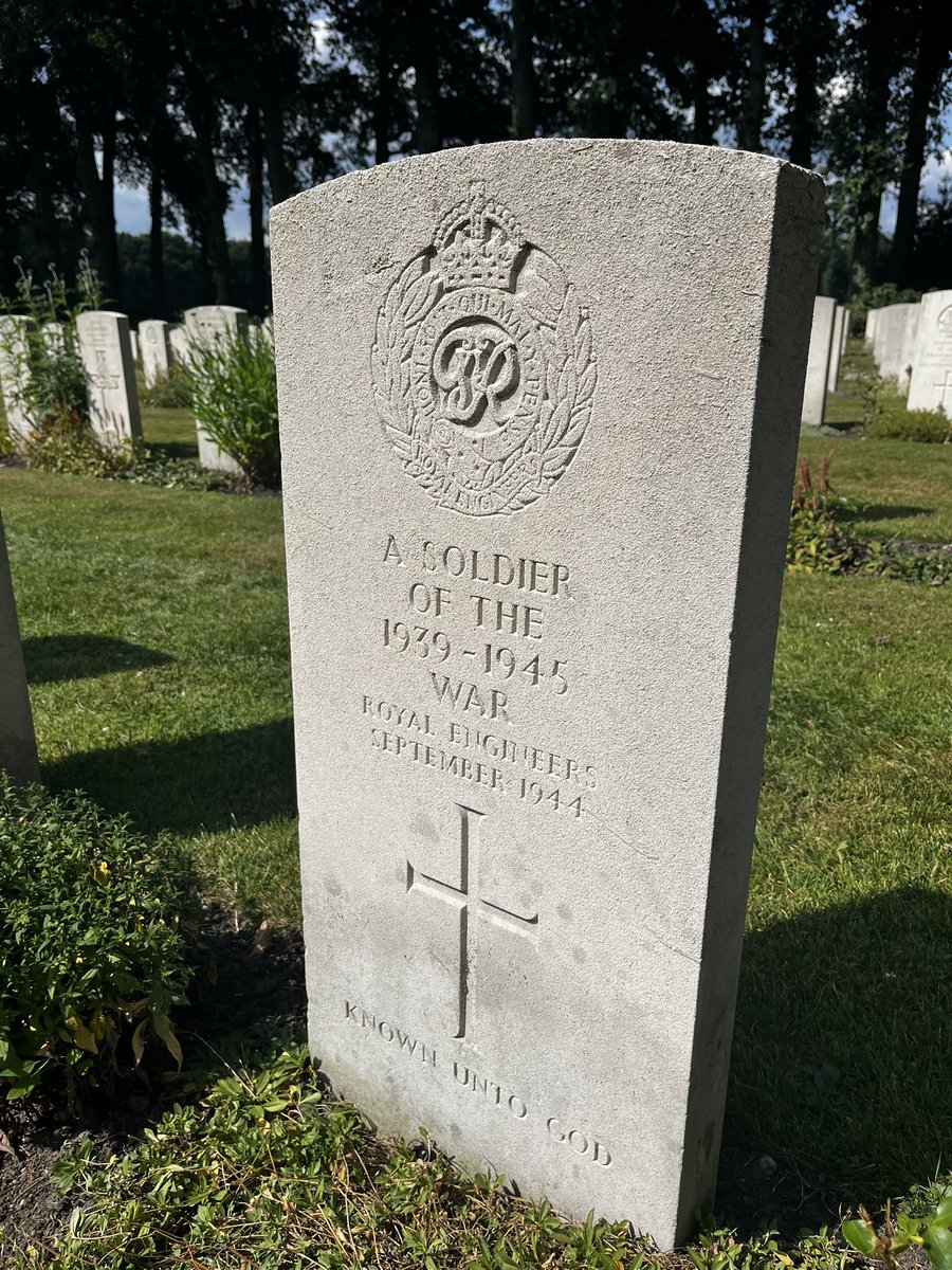 drjohnmeade's tweet image. Freedom and liberty came at a high cost.
1,754 grave sites for fallen British and Polish Allied soldiers at Arnhem (Oosterbeek) Cemetery in Holland.
Many unnamed grave stones had “Known unto God” inscribed on them. #thankful
