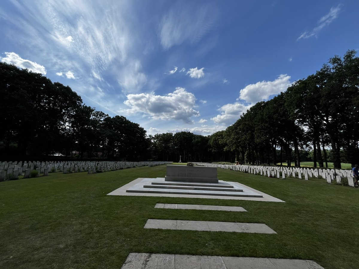 drjohnmeade's tweet image. Freedom and liberty came at a high cost.
1,754 grave sites for fallen British and Polish Allied soldiers at Arnhem (Oosterbeek) Cemetery in Holland.
Many unnamed grave stones had “Known unto God” inscribed on them. #thankful