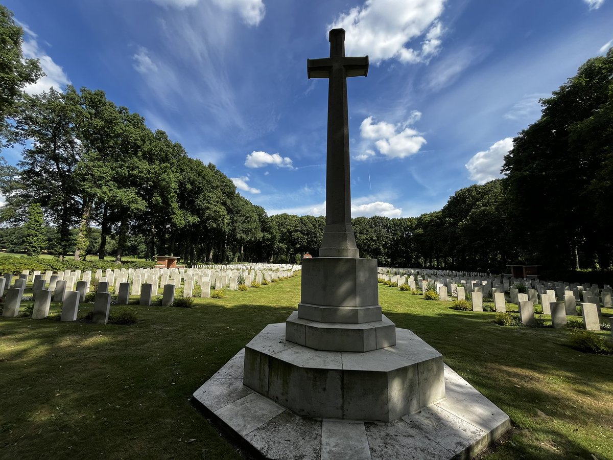 drjohnmeade's tweet image. Freedom and liberty came at a high cost.
1,754 grave sites for fallen British and Polish Allied soldiers at Arnhem (Oosterbeek) Cemetery in Holland.
Many unnamed grave stones had “Known unto God” inscribed on them. #thankful