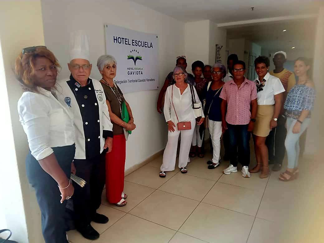 Alexis75389900's tweet photo. Inició en el #HotelEscuela en #Varadero la Preparación Metodológica para docentes de Idioma Inglés y de Elaboración de Alimentos de la Enseñanza Técnico Profesional, con la presencia del Presidente de la Asociación Culinaria de Matanzas Ernesto Rodríguez Blanco.🙌👏
#NuestraGente https://t.co/V7gTfelkHG