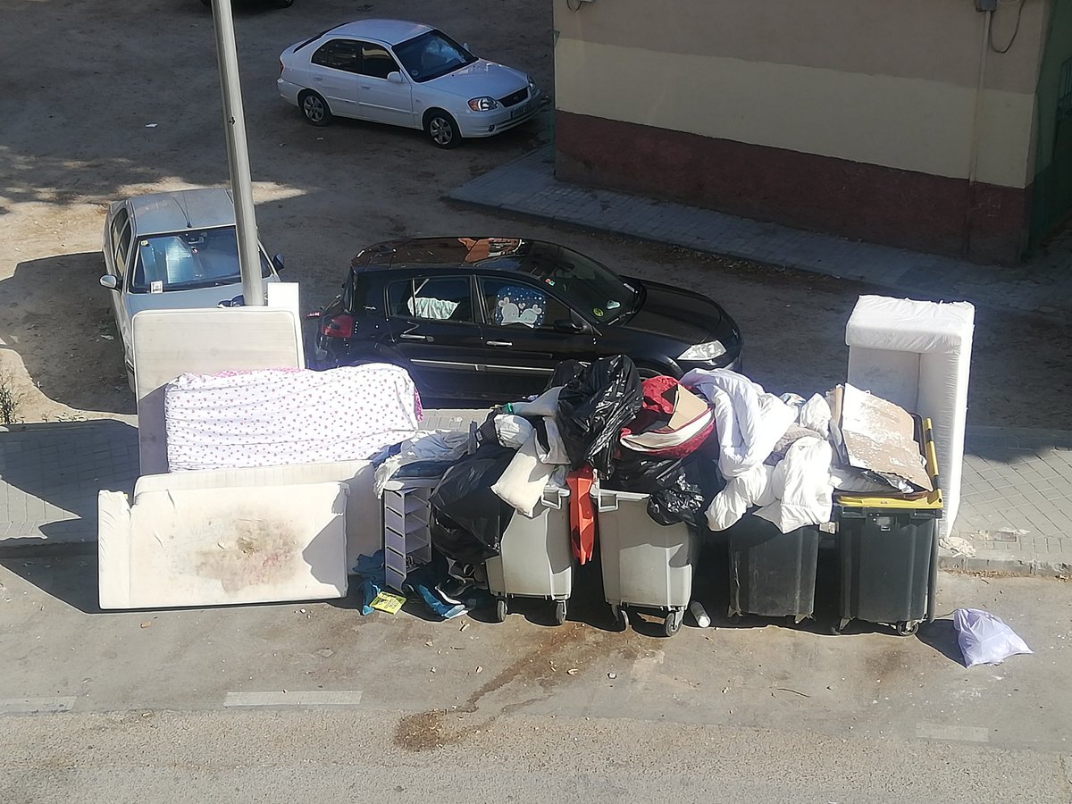 GilgonzalezA's tweet photo. @Lineamadrid Contenedores de la C/ Calamocha llenos de enseres in fin de semana más. Por favor solicito recogida https://t.co/CBqh3LYPeo