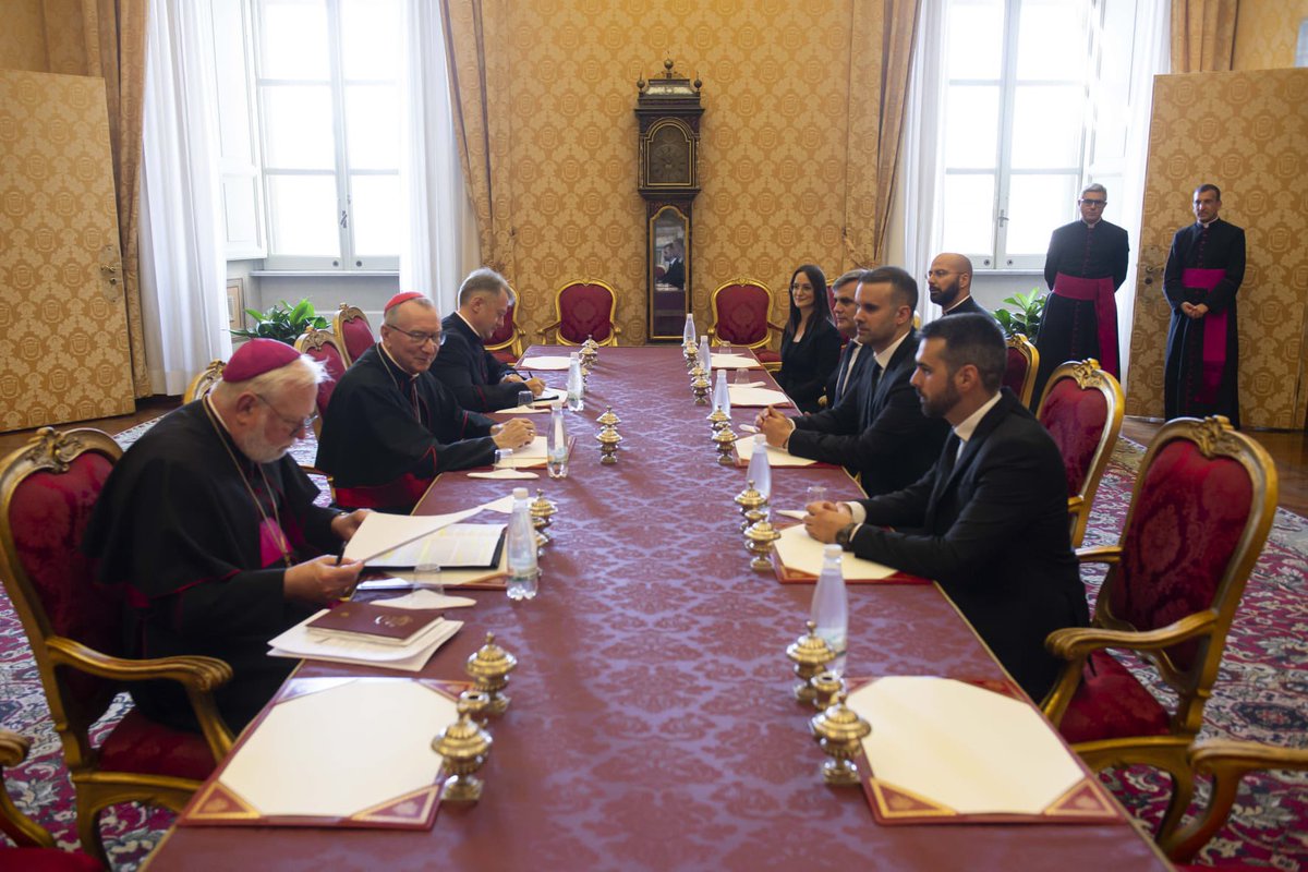 Na sastanku sa kardinalom Pjetrom Parolinom, državnim sekretarom, i nadbiskupom Polom Ričardom Galagerom takođe smo izrazili zadovoljstvo zbog snažnih bilateralnih odnosa, osvrćući se i na važna regionalna i međunarodna pitanja. Posebno smo ukazali na značaj posvećenosti