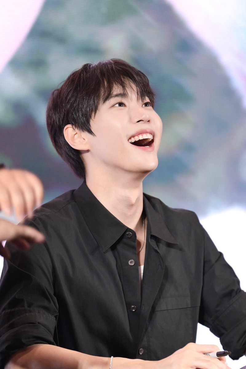 팬들 바라보는 눈빛이 한결같은 도영🩵
2018                             2024