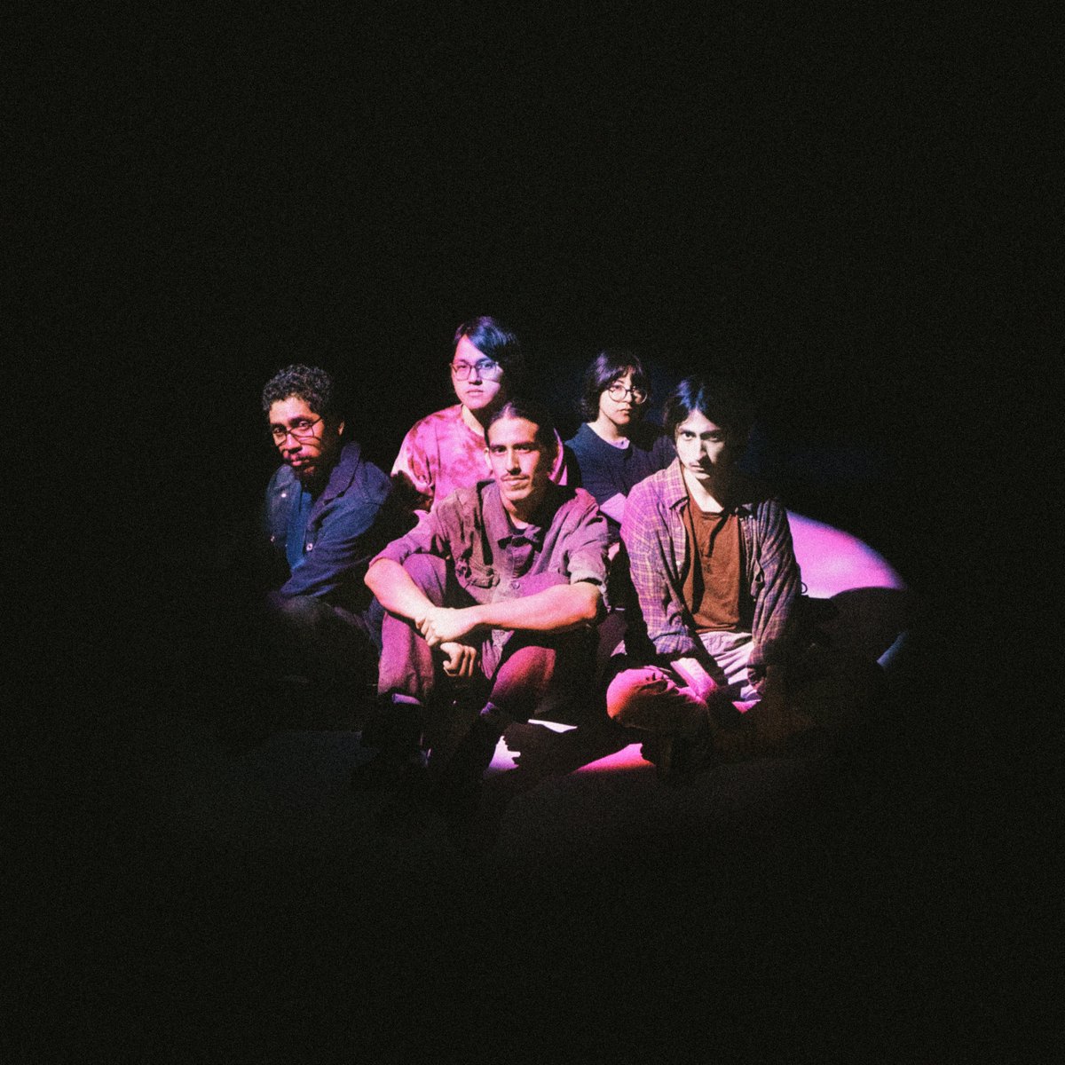 Puedes escuchar ya "La Niebla" el primer adelanto del álbum debut próximo en salir de la genial banda peruana Sueño Púrpura. 
buhrecords.bandcamp.com/album/la-niebla