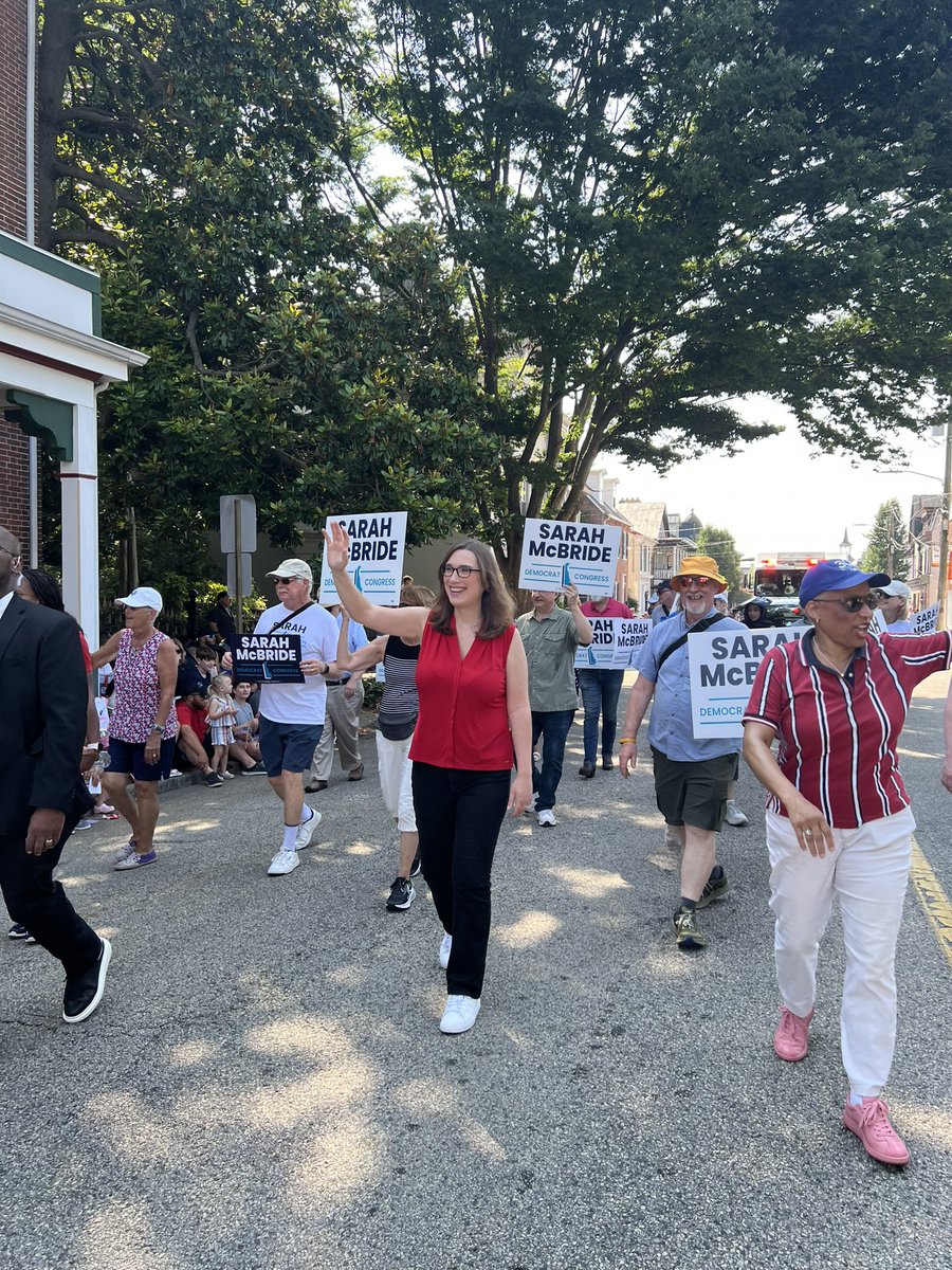 SarahEMcBride's tweet image. Happy Fourth of July, Delaware! 🇺🇸
We had a great start to our day in Smyrna with Senator Chris Coons, State Auditor Lydia York, and our new Democratic Party chair Evelyn Brady!