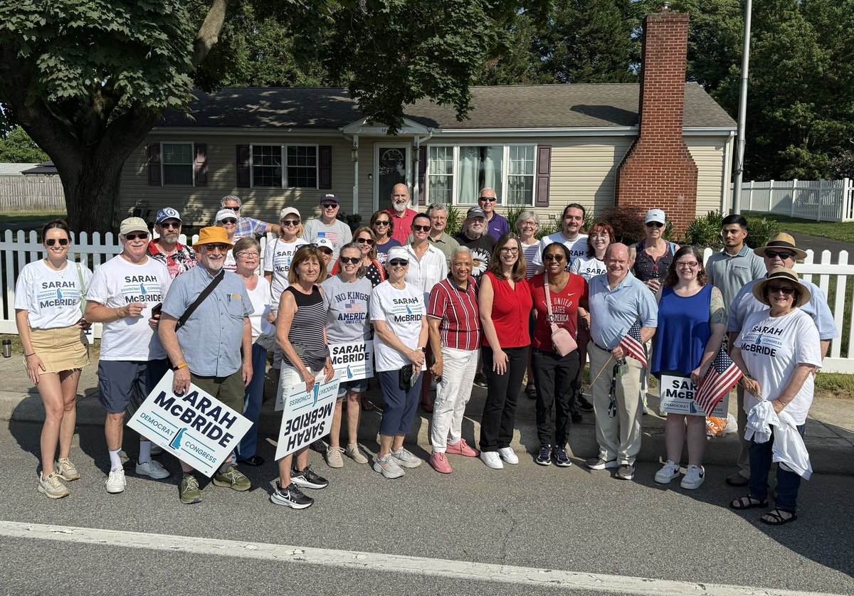 SarahEMcBride's tweet image. Happy Fourth of July, Delaware! 🇺🇸
We had a great start to our day in Smyrna with Senator Chris Coons, State Auditor Lydia York, and our new Democratic Party chair Evelyn Brady!