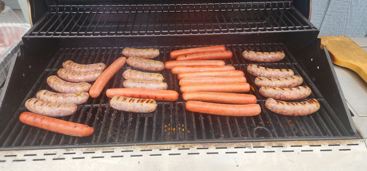 BobbyBakerJr2's tweet photo. Grilling for the team here at the GRNW on this 4th of July weekend.   @WatcoRail #GRNW #4thofJuly #RailRoadLife #TeamCulture #watco https://t.co/RA5Wyacg97
