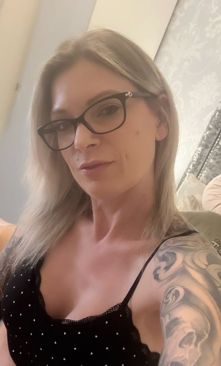 On couples Cam now. Come say hi and join in the fun 😈

stripchat.com/JessieRaexx/pr…