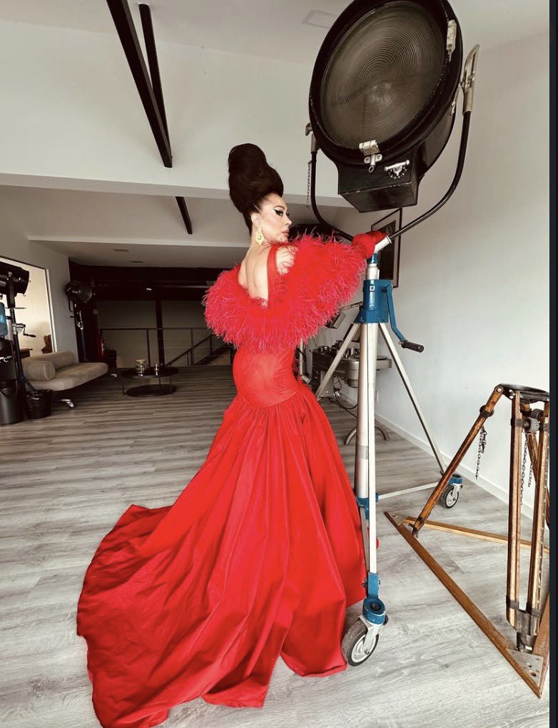 👑 | Claudia Raia compartilhou o look completo de sua participação no #DragRaceBR. 

Lendária mesmo!