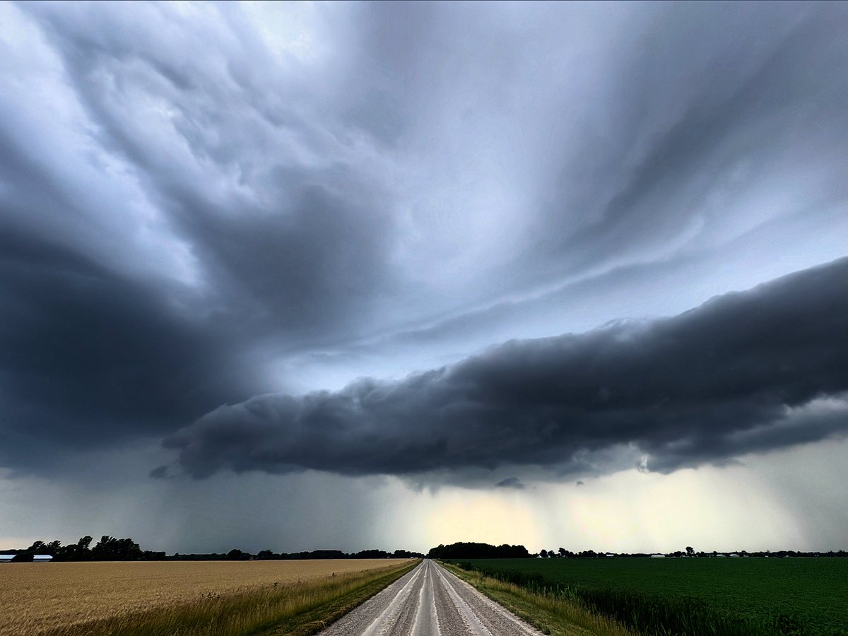 LaSalle 30 mins ago. #onstorm #onwx <a href="/WE_SEE_/">W.E. S.E.E.</a> #ShareYourWeather