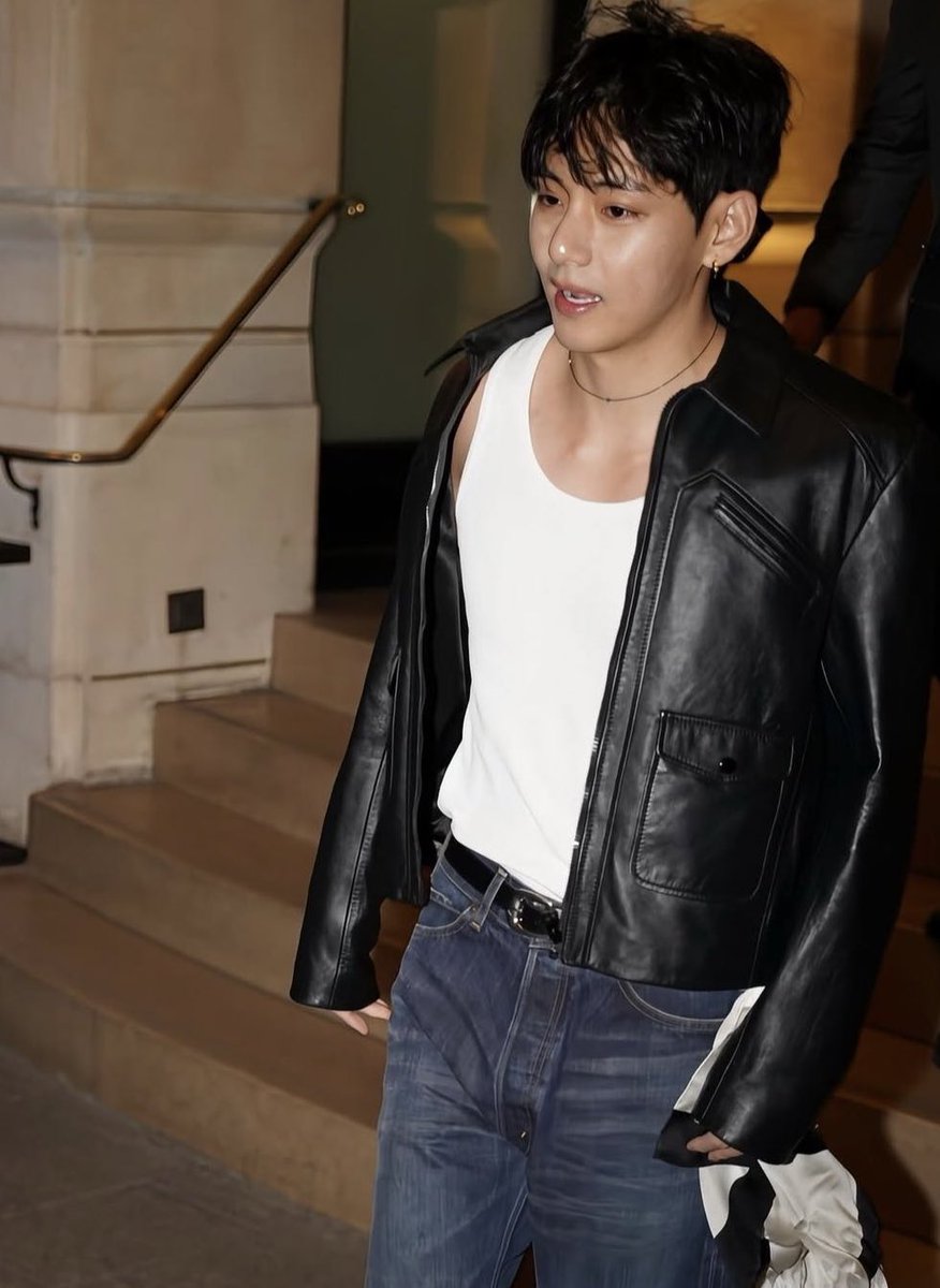 BTSVChartData's tweet photo. WELCOME TO PARIS MONSIEUR TAEHYUNG KIM

KIM TAEHYUNG IS COMING
#TaehyungInParis
#CelineBoyV https://t.co/46QRF8Z1ZJ