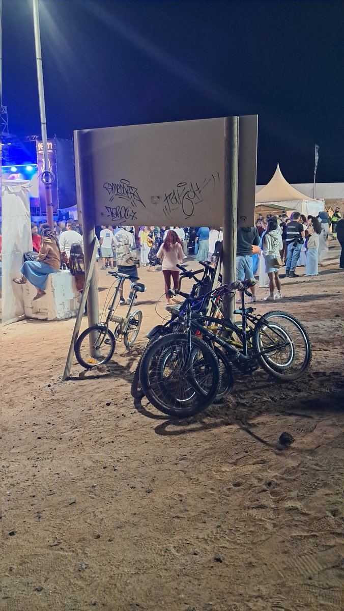 enbiciporlpgc's tweet photo. En cualquier festival de cualquier ciudad europea, incluidas Barcelona o Vitoria, se hacen parking temporales para miles de bicis cuando hay conciertos...

En @TurismoLaOliva FEM, APARCA COMO PUEDAS!
#EnFuerteventuraUnaEraMenos
#MejorEnBici @AytoLaOliva https://t.co/sBSW7BIEDh