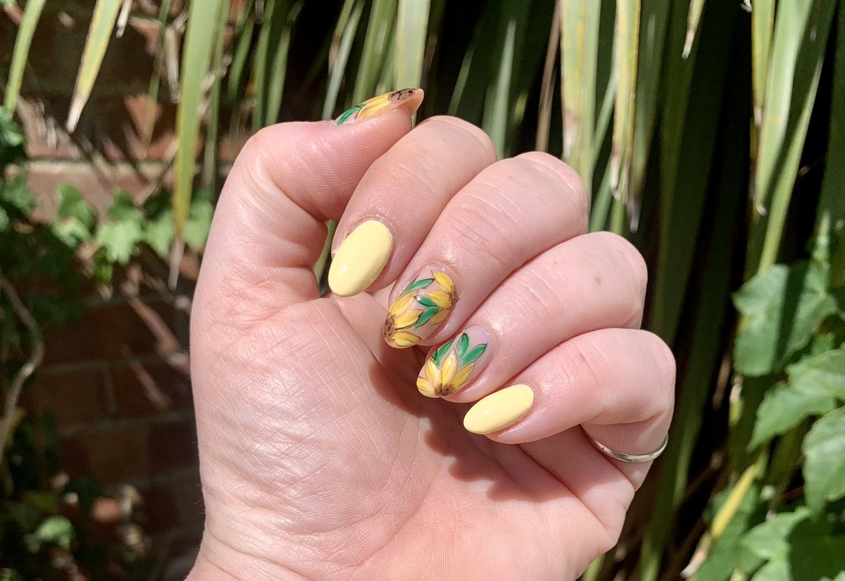 Thanks to a well-being day from <a href="/AvonbourneUL/">Avonbourne Boys' and Girls' Academies and USF</a> and <a href="/UnitedLearning/">United Learning</a> I’ve indulged in some
me-time today! Cats and cuticles!