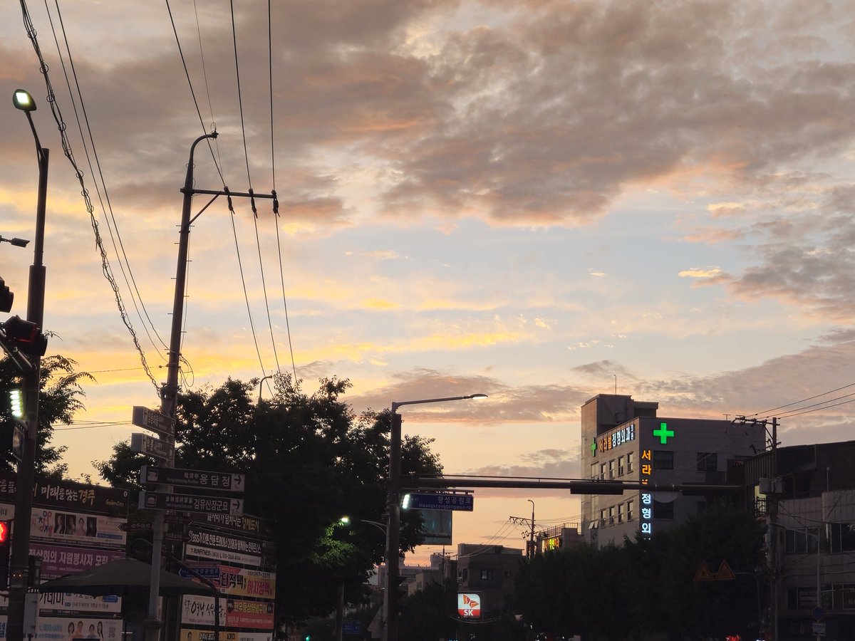 낮 더위로
숨이 막히더니
저녁무렵
붉은 노을이 밤을 마중한다.