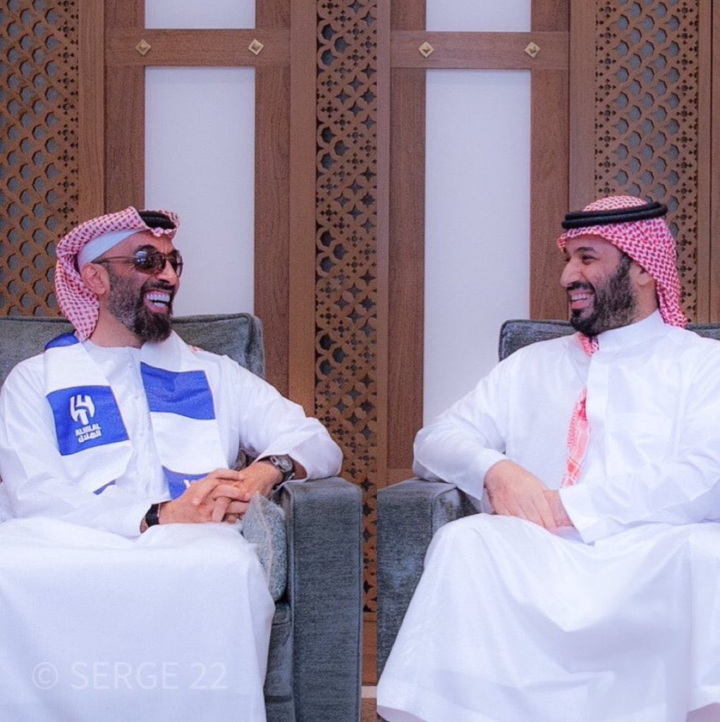 لأول مره في حياتي أشاهد شعار نادي حاضر في إستقبال رسمي ، الشيخ طحنون بن زايد مُرتدي شعار الهلال أمام عراب المشروع السعودي الامير محمد بن سلمان ، رسالة تحمل في طياتها أن مشروعك يا أمير ناجح وأن الإبن البار نادي الهلال يُبهر العالم في كاس العالم والكل فخور به  #الهلال_فلومينينسي