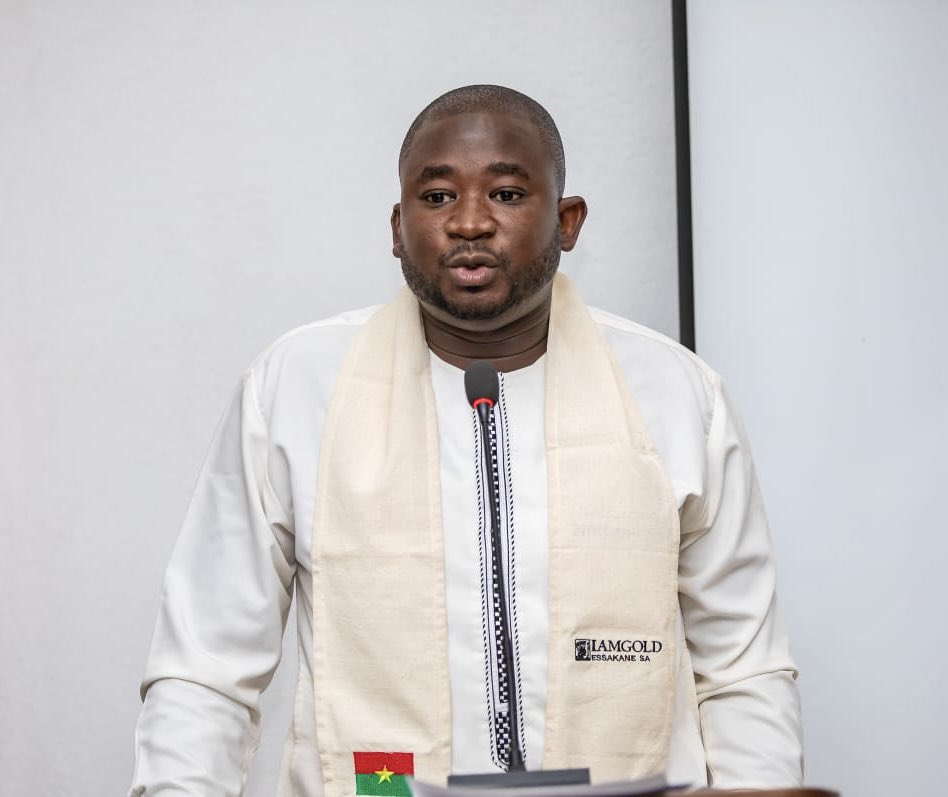 La route s'étend à perte de vue, serpentant dans la forêt sous un ciel infini. #Avancer, même quand la route est longue. A force de travailler et de croire en la vie, un jour nos efforts finiront par payer. On fera de chaque rêve, une RÉALITÉ. Investir dans l’#espoir !