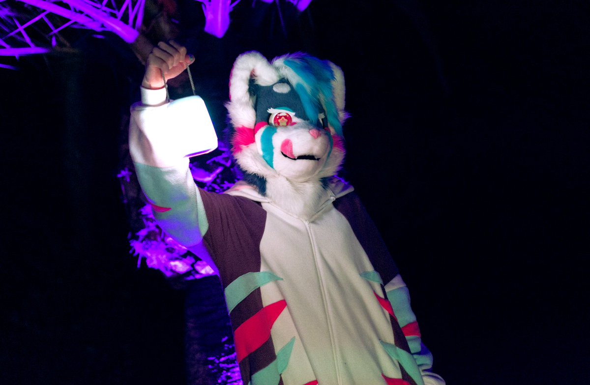 OskarJST's tweet image. Hey you, finally awake. You wandered into my domain during #fursuitfriday , now you have to pay up &quot;like and repost&quot; fee

🪡: @ jst.design (bsky)
📸: @TangoHusky